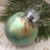 Small glass ornament  / Petit ornement en verre