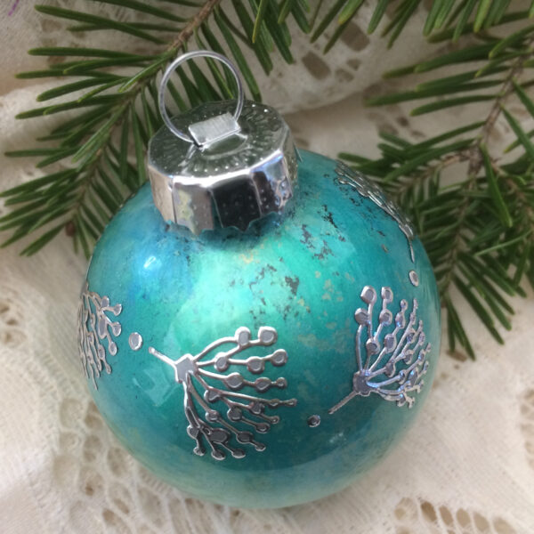 Small glass ornament  / Petit ornement en verre