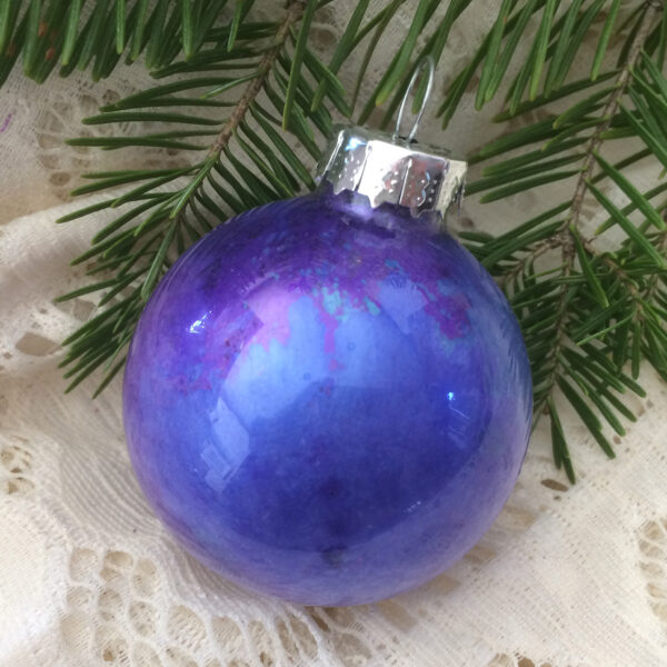 Small glass ornament  / Petit ornement en verre