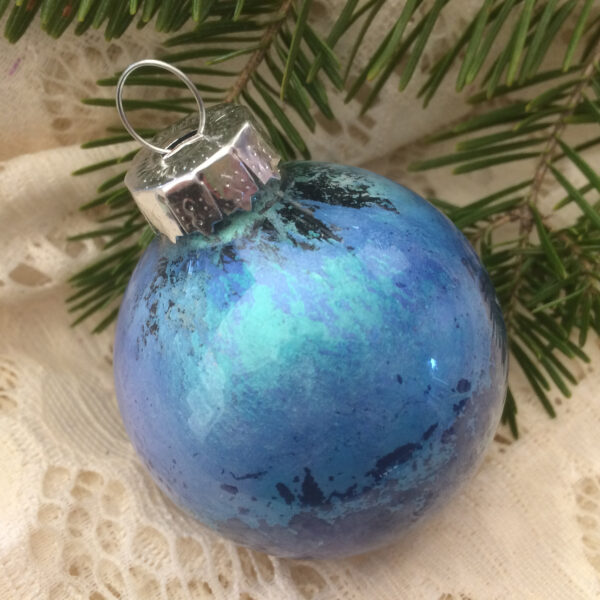 Small glass ornament  / Petit ornement en verre