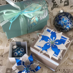 Boxed ornaments / Ornements en boîtes